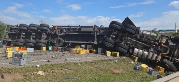  Caminhão tomba na Dom Gabriel, bate em carro, moto e deixa uma vítima